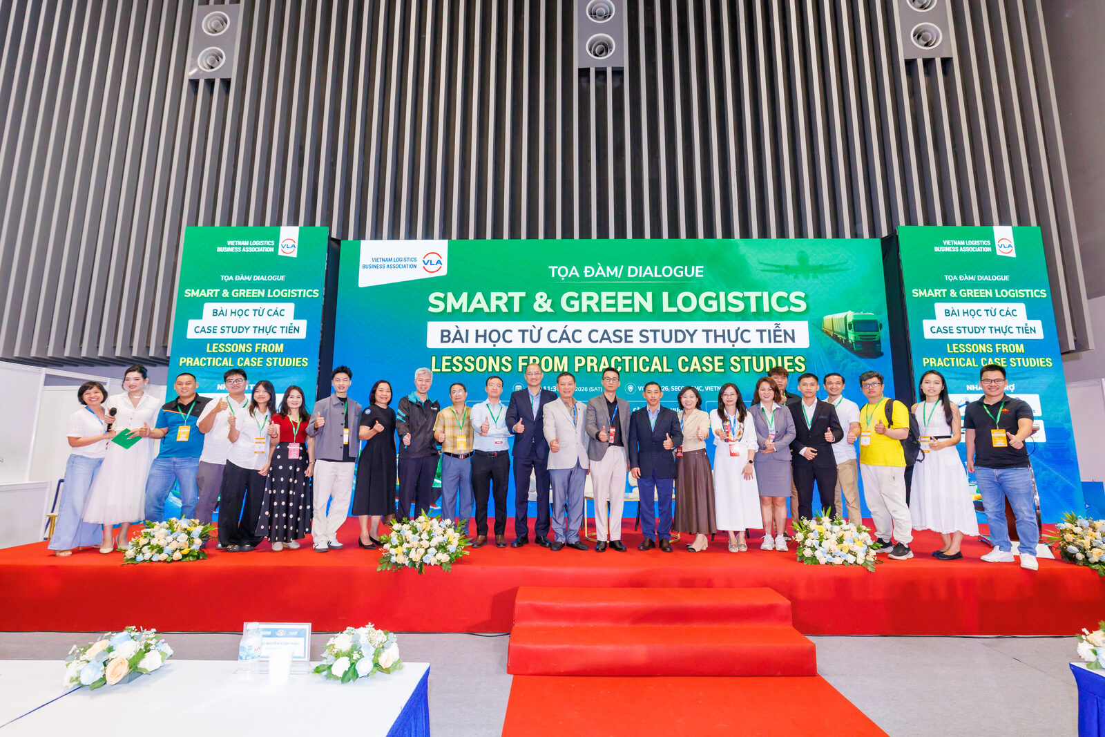 Các diễn giả và ban tổ chức tọa đàm Smart & Green Logistics chụp ảnh lưu niệm tại VILOG 2026